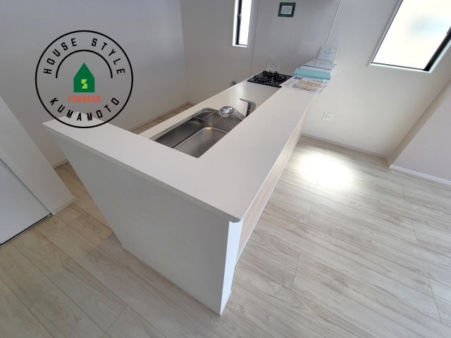 熊本市中央区出水5丁目第2-2棟（2号棟）　のダイニング|キッチンから立ち込める香りが今日の料理を期待させます。