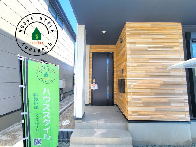 熊本市中央区出水5丁目第2-2棟（2号棟）　の玄関|おでかけの時も帰った時も、「我が家」を最初に感じでもらえる素敵な空間に。