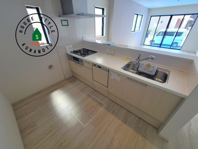 熊本市中央区出水5丁目第2-2棟（2号棟）　のキッチン|ご家族を近くに感じられる対面キッチンのLDK。会話もはずみそうですね。