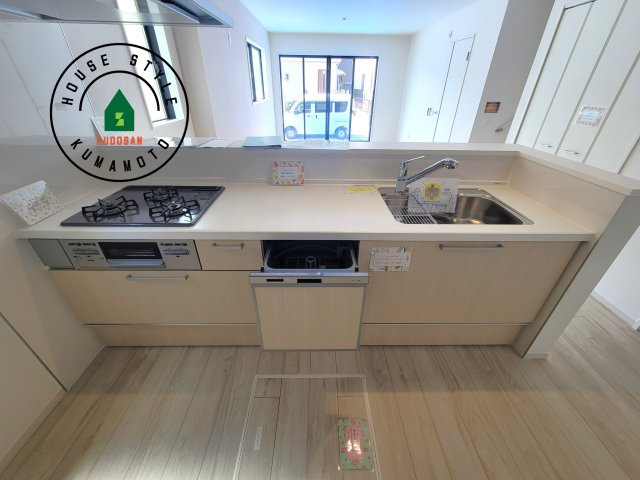 熊本市中央区出水5丁目第2-2棟（2号棟）　のキッチン|ダイニングテーブルへの配膳がラクラク、お料理はかどるカウンター付きシステムキッチン！