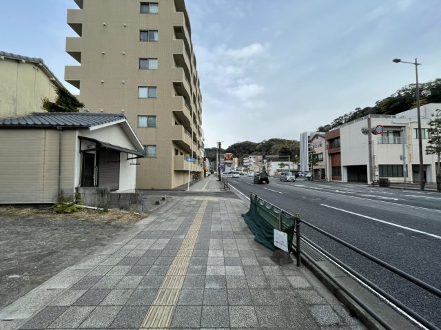 鹿児島市春日町土地の前面道路含む現地写真|前面道路(公道)の南西側から撮影した現地写真です