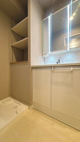 【独立洗面台】 | 朝日プラザ大濠☆仲介手数料無料☆ | 脱衣所にある収納が、十分だなって思える物件は少ないけど、これならバスタオルたくさん置いても大丈夫♪