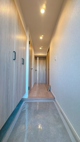 【玄関】 | 朝日プラザ大濠☆仲介手数料無料☆ | 靴を脱いで、ふと見上げると真っすぐに伸びる廊下。その先に大切な家族が待つ幸せ。