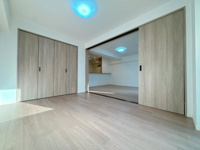 【洋室】 | 朝日プラザ大濠☆仲介手数料無料☆ | バルコニーに面したお部屋、差し込む光で白いクロスが眩しいです！