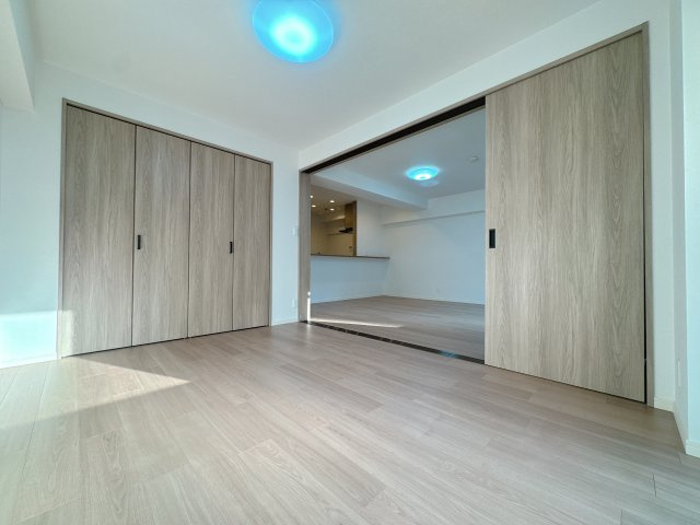 【洋室】 | 朝日プラザ大濠☆仲介手数料無料☆ | バルコニーに面したお部屋、差し込む光で白いクロスが眩しいです！