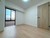 【洋室】 | 朝日プラザ大濠☆仲介手数料無料☆ | たとえ。小さかろうとやっぱり窓のある・なしは大きく違うもの。あるんです。窓。差し込む光はちゃんと朝を教えてくれるみたいです。