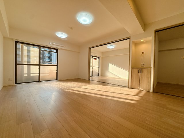 【居間・リビング】 | 朝日プラザ大濠☆仲介手数料無料☆ | ゆっくりくつろげるLDKは大きな窓からたっぷりの日差しが取り込める心地の良い空間。日中は明かりが無くても過ごせます。