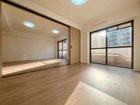 【洋室】 | 朝日プラザ大濠☆仲介手数料無料☆ | 可動間仕切りは、ときに広く使ったり、区切って使ったりと選ぶ自由が持てるんです♪リビングと一体で使うともっと広々♪