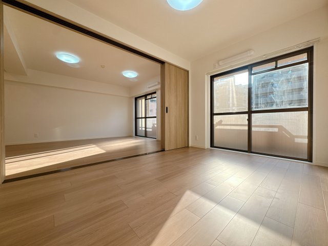 【洋室】 | 朝日プラザ大濠☆仲介手数料無料☆ | 可動間仕切りは、ときに広く使ったり、区切って使ったりと選ぶ自由が持てるんです♪リビングと一体で使うともっと広々♪