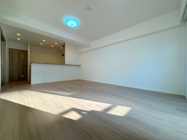 【居間・リビング】 | 朝日プラザ大濠☆仲介手数料無料☆ | 柔らかな光と風が入り込むこの場所を、家族の笑顔と笑い声で満たせば、そのとき初めてこの空間は完成するんです。