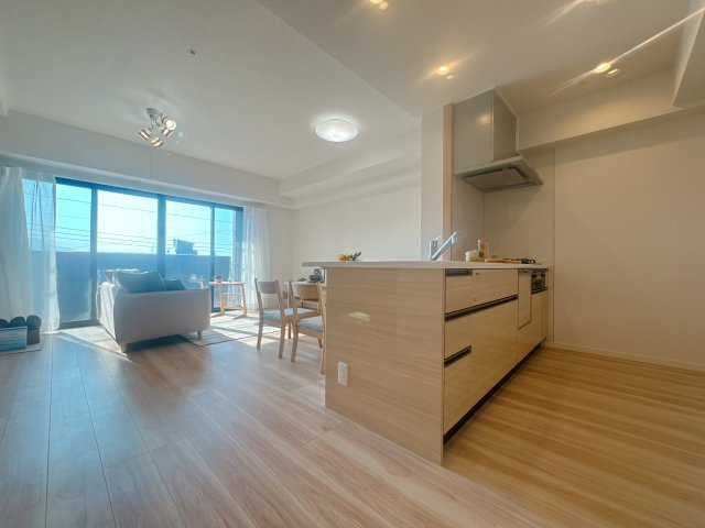 【居間・リビング】 | グランドキャッスル霧ヶ丘☆仲介手数料無料☆ | 機能性とデザイン性を両立させた、リノベーション物件ならではの素敵なキッチン。立ってみるとそれがよく分かります♪