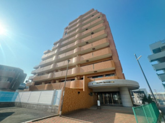 【外観】 | 青空にも夕焼けにも映える、そんなたたずまい。ここで新生活スタートさせてみませんか♪