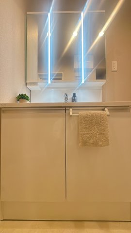 【独立洗面台】 | サンパーク安部山公園☆仲介手数料無料☆ | １日の始まりを迎える洗面所。真っ白なドレッサーに向き合って、まっさらな気持ちで。