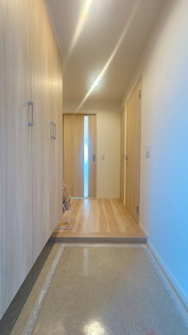 【玄関】 | サンパーク安部山公園☆仲介手数料無料☆ | 玄関は光沢のある床材で、汚れもとても落としやすい。こういうちょっとした気遣いが長く住むと効いてくるんです。