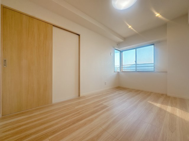 【洋室】 | サンパーク安部山公園☆仲介手数料無料☆ | 一人ひとり快適な空間は違うからこそ、家具の配置もアレンジしやすいシンプルなデザインに。