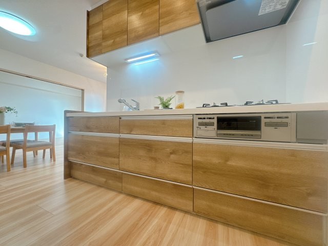 【キッチン】 | サンパーク安部山公園☆仲介手数料無料☆ | 機能性とデザイン性を両立させた、リノベーション物件ならではの素敵なキッチン。立ってみるとそれがよく分かります♪