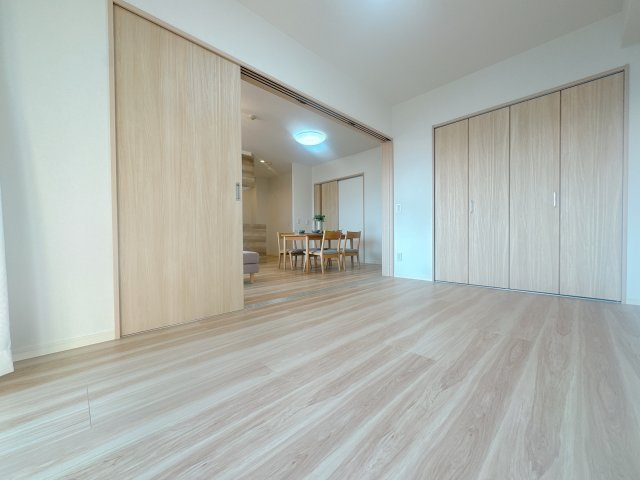 【洋室】 | サンパーク安部山公園☆仲介手数料無料☆ | 可動間仕切りは、ときに広く使ったり、区切って使ったりと選ぶ自由が持てるんです♪リビングと一体で使うともっと広々♪