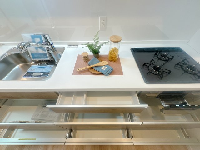 【キッチン】 | サンパーク安部山公園☆仲介手数料無料☆ | 機能性とデザイン性を両立させた、リノベーション物件ならではの素敵なキッチン。立ってみるとそれがよく分かります♪