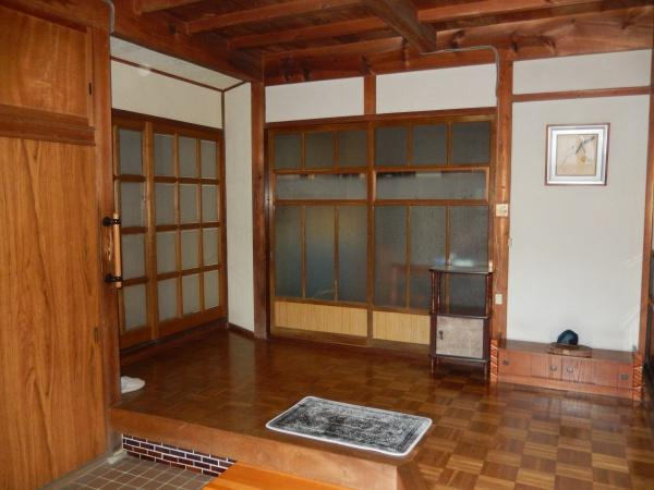 出雲市湖陵町二部　中古戸建の玄関