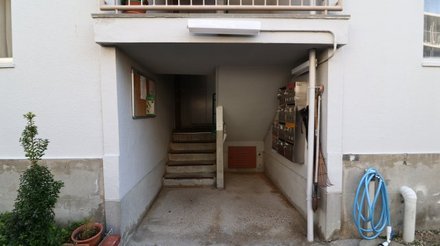 上高丸厚生年金住宅3号棟のエントランス