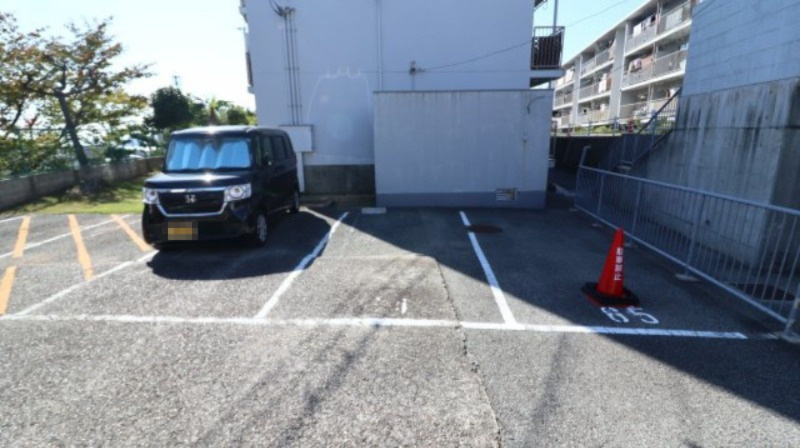 上高丸厚生年金住宅3号棟の駐車場