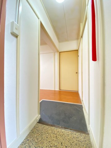 上高丸厚生年金住宅3号棟の玄関
