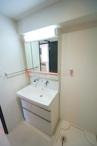 カサグランデ本町【10,000円キャッシュバック対象物件】の独立洗面台|朝の支度にも助かる、独立の洗髪洗面化粧台