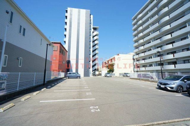 カサグランデ本町【10,000円キャッシュバック対象物件】の駐車場|車をお持ちの方に嬉しい駐車場付きの物件です