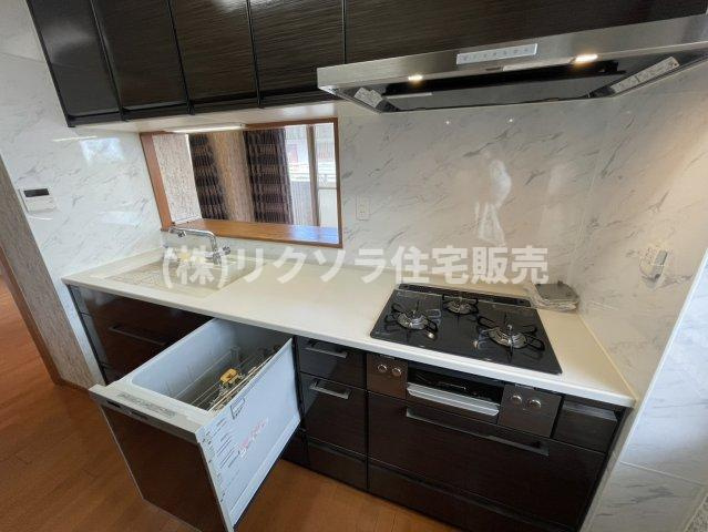 ロイヤルアーク東香里園町のキッチン|ビルトイン三口コンロ・食器洗い乾燥機付き
■物件内覧・資金計画相談・住宅ローン相談、リフォーム相談、お問合せ受付中■
※当日・翌日のご内覧、ご相談はお電話でのお問合せがスムーズです！