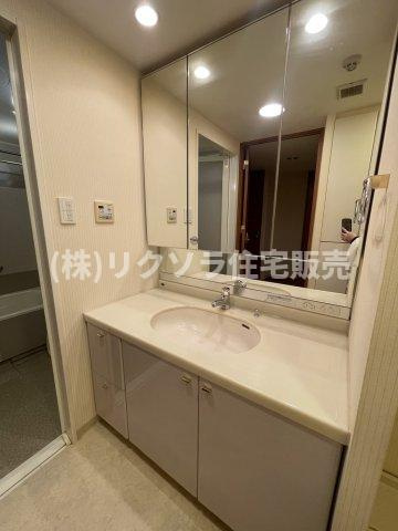 ロイヤルアーク東香里園町の独立洗面台|三面鏡付き大型の独立洗面台
■物件内覧・資金計画相談・住宅ローン相談、リフォーム相談、お問合せ受付中■
※当日・翌日のご内覧、ご相談はお電話でのお問合せがスムーズです！