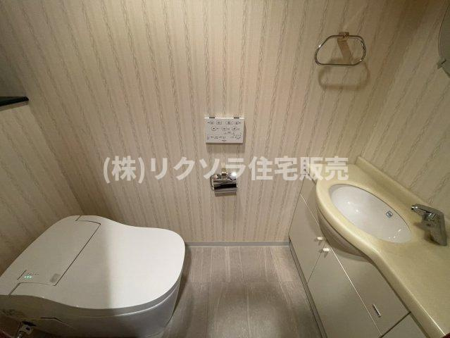 ロイヤルアーク東香里園町のトイレ|タンクレストイレ　温水洗浄便座・手洗い場付き
■物件内覧・資金計画相談・住宅ローン相談、リフォーム相談、お問合せ受付中■
※当日・翌日のご内覧、ご相談はお電話でのお問合せがスムーズです！