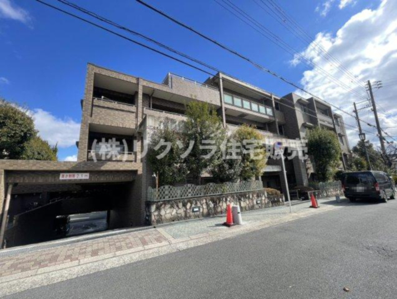 ロイヤルアーク東香里園町の外観|新しい生活にいかがでしょうか？外観はお住まいの顔になります。こだわりたいポイントですね。水回りリフォームやリノベーションも承ってます。
■現地見学・資金計画相談・住宅ローン相談もお問合せ受付中■