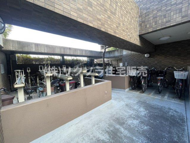 ロイヤルアーク東香里園町の駐輪場|■物件内覧・資金計画相談・住宅ローン相談、リフォーム相談、お問合せ受付中■
※当日・翌日のご内覧、ご相談はお電話でのお問合せがスムーズです！