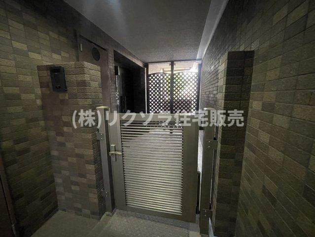 ロイヤルアーク東香里園町の玄関|ポーチ付き
■物件内覧・資金計画相談・住宅ローン相談、リフォーム相談、お問合せ受付中■
※当日・翌日のご内覧、ご相談はお電話でのお問合せがスムーズです！