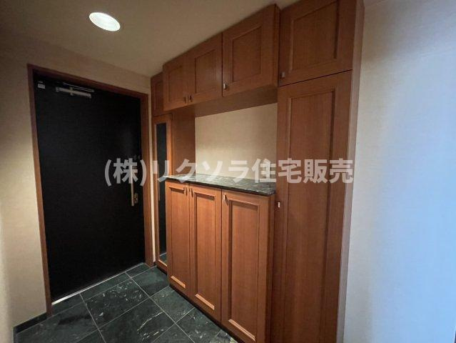 ロイヤルアーク東香里園町の収納|姿見付きシューズボックス、玄関収納
■物件内覧・資金計画相談・住宅ローン相談、リフォーム相談、お問合せ受付中■
※当日・翌日のご内覧、ご相談はお電話でのお問合せがスムーズです！