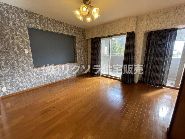 ロイヤルアーク東香里園町の居間・リビング|LDK17.9帖　床暖房付き
■物件内覧・資金計画相談・住宅ローン相談、リフォーム相談、お問合せ受付中■
※当日・翌日のご内覧、ご相談はお電話でのお問合せがスムーズです！