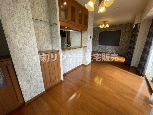 ロイヤルアーク東香里園町の居間・リビング|LDK17.9帖　背面収納付き
■物件内覧・資金計画相談・住宅ローン相談、リフォーム相談、お問合せ受付中■
※当日・翌日のご内覧、ご相談はお電話でのお問合せがスムーズです！