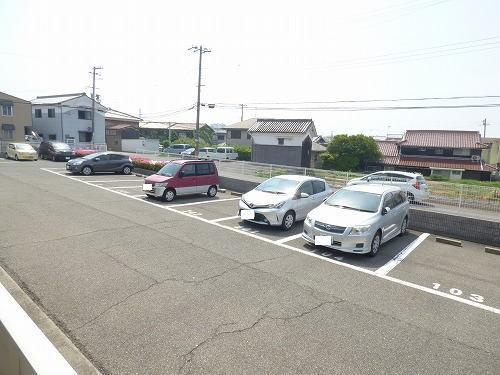 ウエストビレッジの駐車場