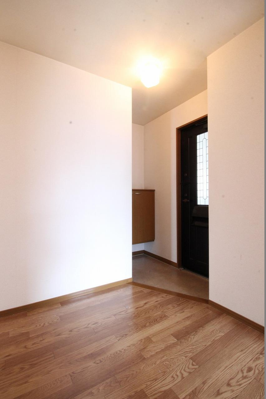 クラインベルクA棟の玄関|※お部屋により仕様が異なる場合があります
