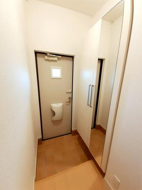コスモグレイスAの玄関