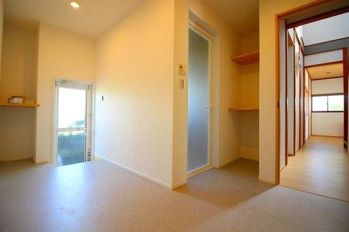 ■□境港市外江町リノベーション住宅(高品質)□■の内装|脱衣室、洗濯機置場です。
奥はWICになっております。