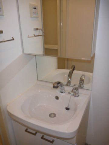 アーデン谷町　BRAVI不動産の洗面所|忙しい朝には欠かせない洗面所です