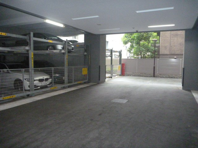 アーデン谷町　BRAVI不動産の駐車場|駐車場に車を止められます