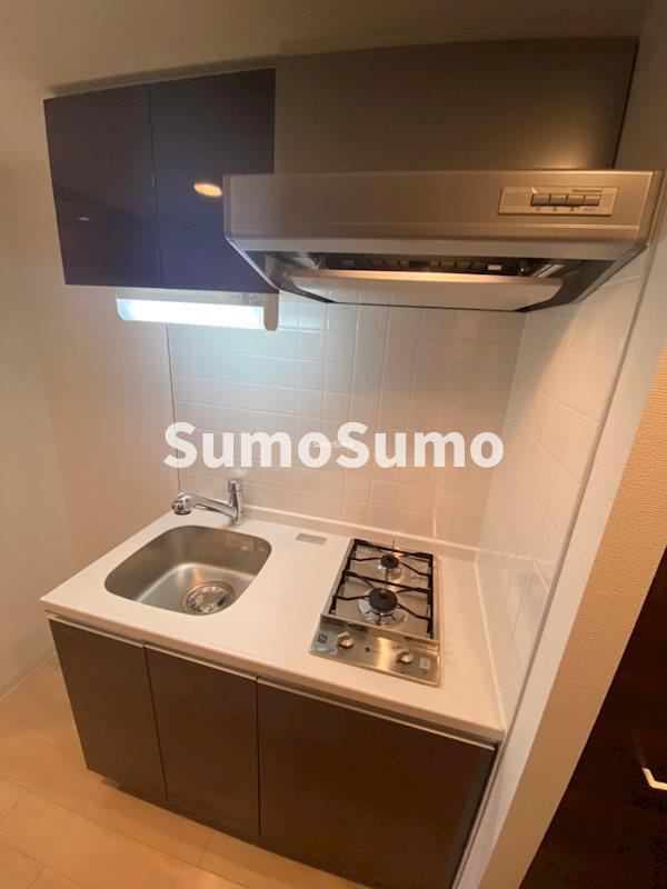 レオンコンフォート難波ノワールのキッチン|コンパクトなキッチンで掃除もラクラク