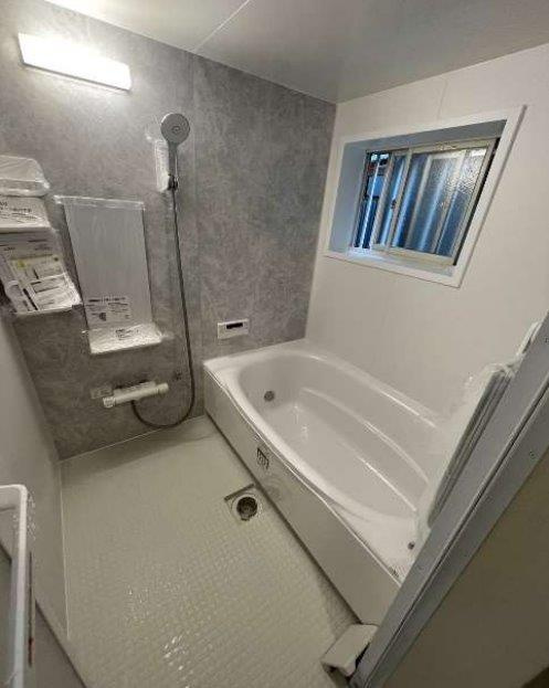 大池町　中古一戸建ての浴室|ユニットバス　窓あり
■物件内覧・資金計画相談・住宅ローン相談、リフォーム相談、お問合せ受付中■
※当日・翌日のご内覧、ご相談はお電話でのお問合せがスムーズです！