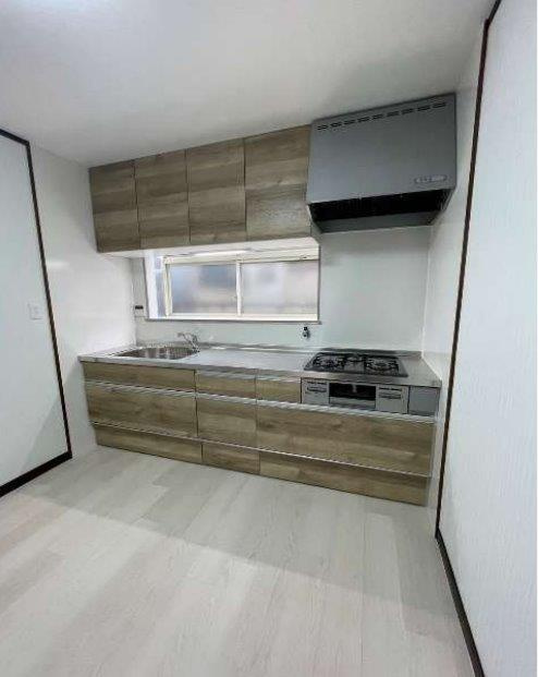 大池町　中古一戸建てのキッチン|システムキッチン　３つ口ビルトインコンロ
■物件内覧・資金計画相談・住宅ローン相談、リフォーム相談、お問合せ受付中■
※当日・翌日のご内覧、ご相談はお電話でのお問合せがスムーズです！