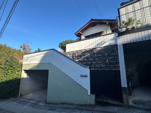 【外観】 | 国屋町売土地(上物付き) | 前面道路から土地を見た様子です