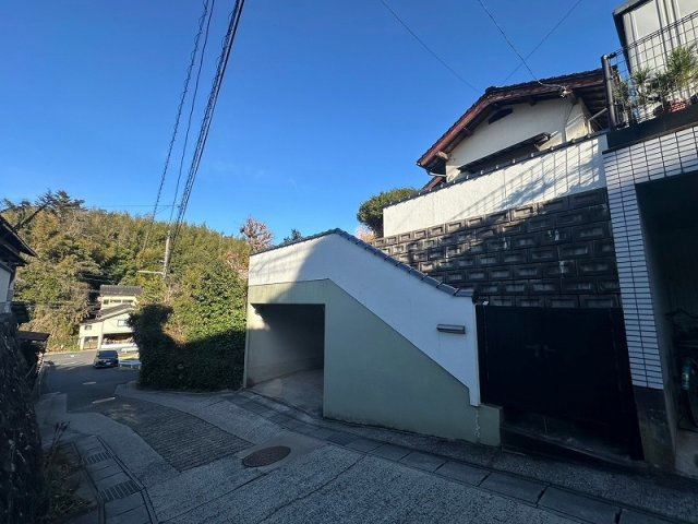 【前面道路含む現地写真】 | 国屋町売土地(上物付き) | 前面道路から土地を見た様子です