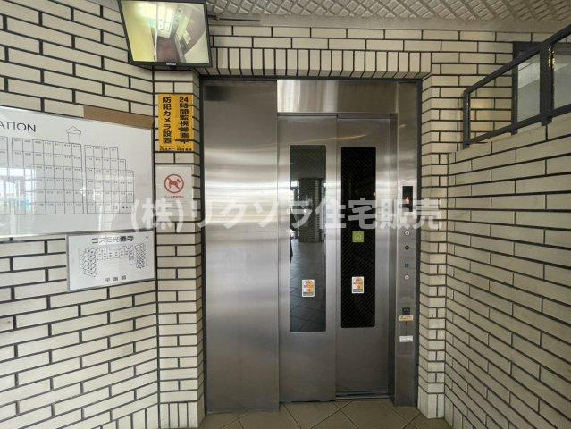 コスモ光善寺のその他共用部分|エレベーター１基
■物件内覧・資金計画相談・住宅ローン相談、リフォーム相談、お問合せ受付中■
※当日・翌日のご内覧、ご相談はお電話でのお問合せがスムーズです！