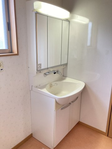 前橋市川原町　中古住宅の独立洗面台